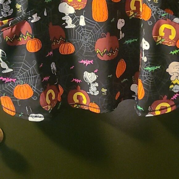 Peanuts Halloween Scrubs  Top wil - Picture 6 of 9